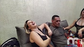 Play Mônica Lima e Fernandinha Fernandez são desafiadas a seduzir o entregador de pizza, foram reconhecidas e acabaram cumprindo a missão.
