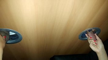 Play Minha esposa se aquecendo brincando com 2 negão no glory hole na cabine da casa de swing