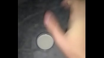 Play Novinha bonita, branquinha mexendo o rabetão dançando pelada no quarto se esfregando na banana, mexendo um toddy maravilhoso e gostoso esfregando a colher dentro do buraco do copo após a bela siririca nervosa em hd e gostoso
