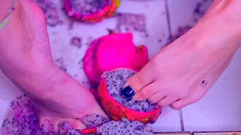 Play Putinha lambuzada dos pés à buceta, brincando com frutas e leite condensado, gozando até se mijar (MESSY FETISH, FOOT CRUSHING & SQUIRT) - Bia Romanxxx