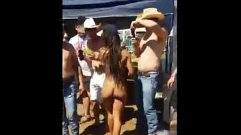 Play Namorada dança pelada em festa
