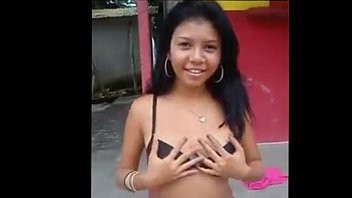 Play Novinha faz strip e mostra peitinho bem puta safada cachorra prostituta
