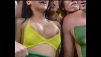 Play Mostrando os peitos na torcida