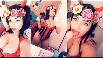 Play Morena Safadinha fazendo self de diabinha strip, chupando e gozando gostoso com vibrador, calcinha toda molhadinha