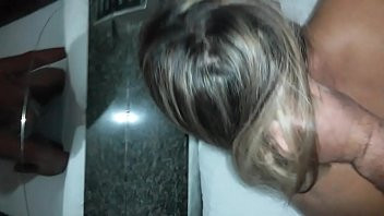 Play Comendo a coroa de calcinha bem devagarzinho