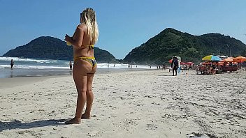 Play Procurando homem com volume na sunga na frente do marido corno !!!