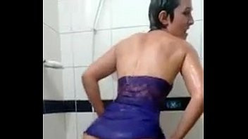 Play Gostosa dancando no banheiro