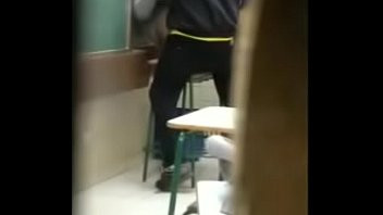 Zelador penetrando sua lanterna em aluna.avi