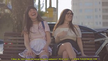 Play Little Girl e Crystal Fairy em um Vídeo Pedindo Informações Com Peitos de Fora
