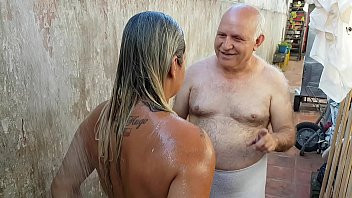 Play Vovô dando Banho na Novinha que conheceu na Praia !!! Paty Bumbum - Vovo doidera - El Toro De Oro