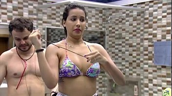 Play Flagra Talita troca top por biquíni e mostra demais