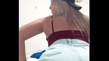 Play Loirinha dançando funk