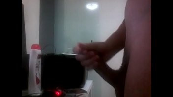 Play Novinho Sugar utiliza creme hidratante na masturbação!!!!