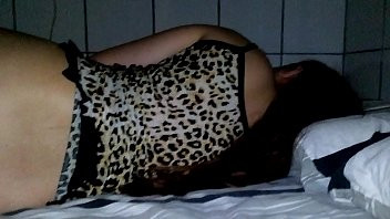 Play Branquinha bunduda se exibindo dormindo cuzao a mostra
