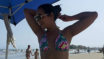 Rayssa Garcia na praia dos sonhos de biquini
