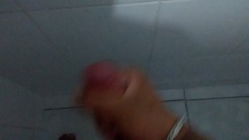 Play Punheta gostosa no banho