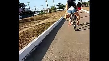 Play Novinha gostosinha de bicicleta na CE040 em Fortaleza Ceará