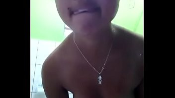 Play Novinha brasileira tomando banho