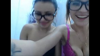 Play Safadinha mijando no copo