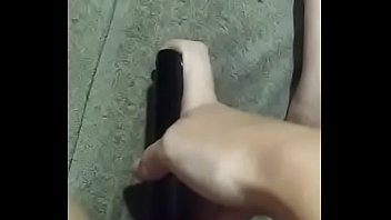 Play Novinha enfiando controle na buceta 2