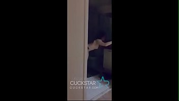 Play Marido chega mais cedo em casa e flagra esposa traindo