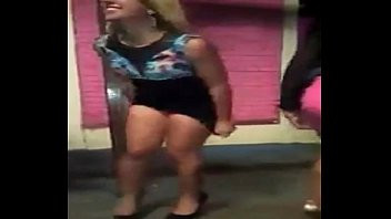 Play Loira gostosa mostrando a calcinha