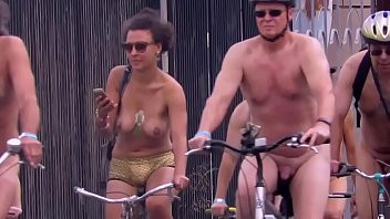 Play Ciclitas peladões pelas ruas da cidade é a pedalada pelada