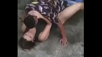 Play Novinha não aguentou e deu a bucetinha no baile Pt. 2