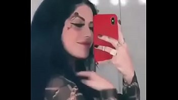 Play Mc tati zaqui com blusa transparente pagando peitinho!