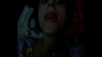 Play Novinha engolindo porra