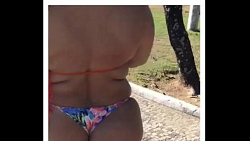 Play Minha delicia desfilando de fio dental na saída da praia