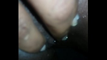 Play Moreninha na siririca no banho