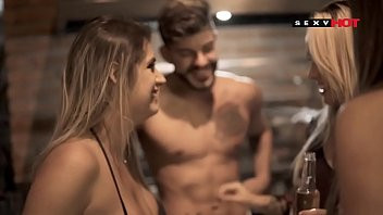 Play Analine, Mia Linz - Atração