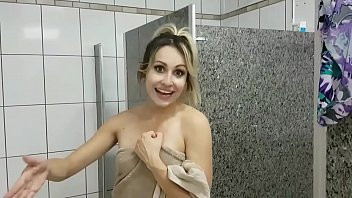 Play Loira da kombi tomando banho