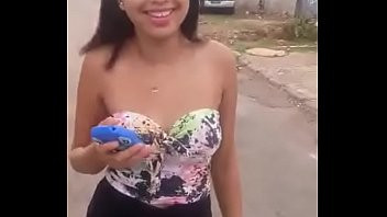Play Novinha safada, mostrando o peito no meio da rua!