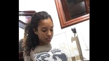 Play Siririca no banheiro da mulatinha novinha