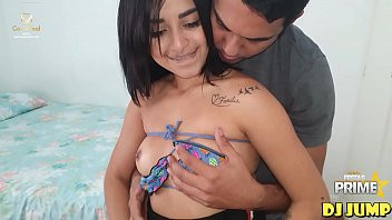 Play Novinha Lunna Real encontra na Praia de copacabama Coroa tarado e leva pra foder em casa .