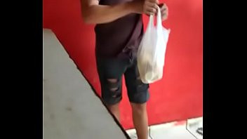 Play Flagrado mostrando o pau. Queria mostrar o pao com linguiça mas acabou se fodendo