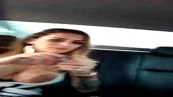 Play Ela queria cheirar e ele disparou porra na cara dela.