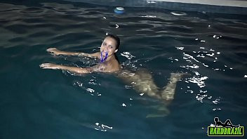 Play Jeniffer Matrix nadando pelada na piscina