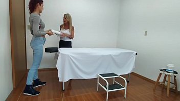 Play Minha crise de histeria foi curada pela massagista quando me fez gozar lambendo e socando minha buceta - Camila Costa - Pernocas