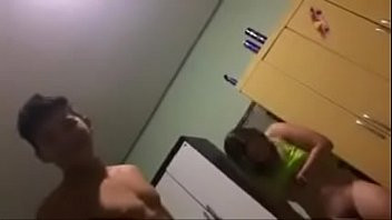 Play Novinha pelada trocando de roupa mostrando a xota na frente do primo