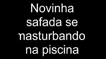 Play Novinha safada se masturbando na piscina