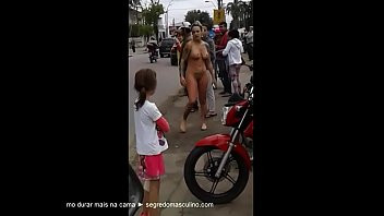 Play Loira gostosa doidona pelada na rua