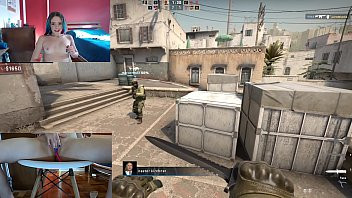 Play Gamer Girl Gozando no CS - com Lush da Lovense enfiado na buceta vibrando conforme os tiros, a Novinha Brasileira Cherry Adams se Divertiu Nesse Amador