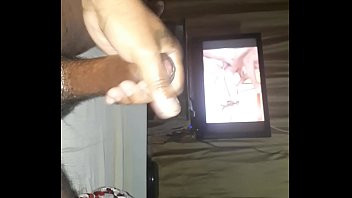 Play Batendo uma bronha vendo vídeo