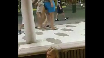 Play Loira na praia tocando siririca em publico