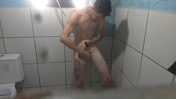 Play Bruxo Fire Tomando Banho e se Depilando pra Foder a prima do sítio!!! Será que ela vai deixar filmar??? Vídeo Completo no RED