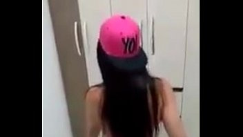 Play GOSTOSA DANÇANDO COM SHORTS RASGADO MOSTRANDO CALCINHA