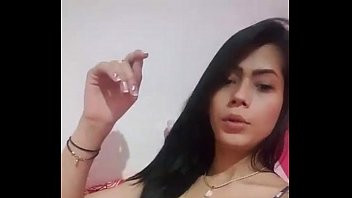 Play Gostosa mostrando os peitos ao vivo no fb